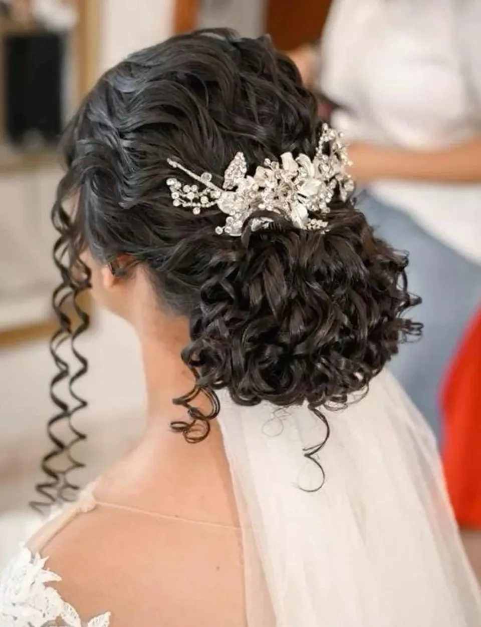 Penteado com cachos e acessório delicado