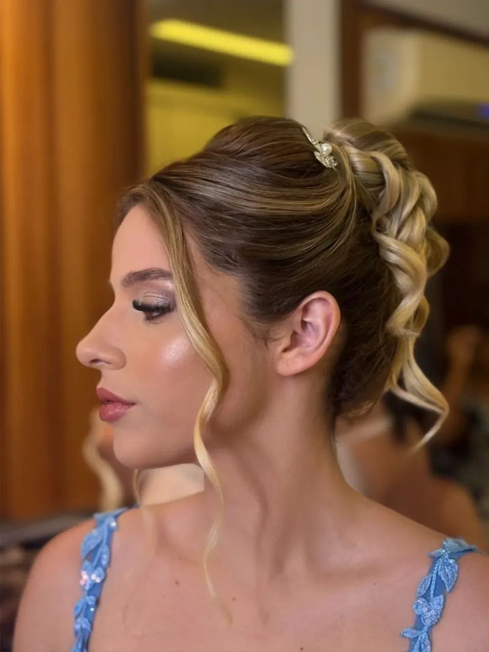 Maquiagem e penteado preso com mechas onduladas